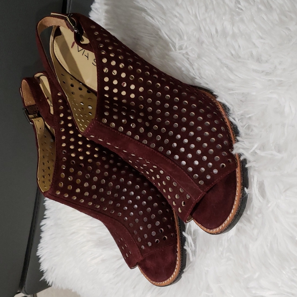 Beautiful shoes in like new condition.